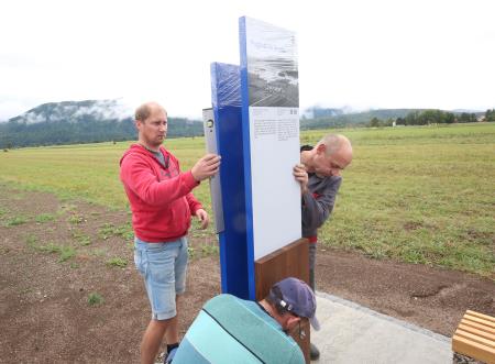 POSTAVITEV TABLE OB KOLESARSKI STEZI 04 FOTO LJUBO VUKELIČ